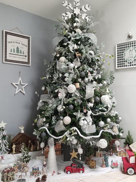 Silver And White Tree, Christmas Tree White Silver, Xmas Tree Decorating Ideas, Silver And White Christmas Tree, Christmas Tree White, Tree Decorating Ideas, Babymoon Photos, Grey Christmas, Traditional Colonial