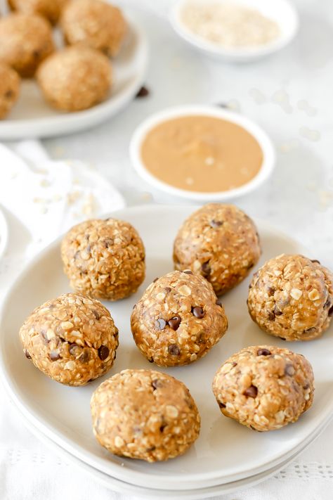 Peanut Butter Energy Bites - Braes Bites Flax Seed Meal, Peanut Butter Maple Syrup, Peanut Butter Oatmeal Balls, Oatmeal Granola, Peanut Butter Energy Bites, Granola Bites, Peanut Butter Bites, Coffee Bread, Honey Roasted Peanuts