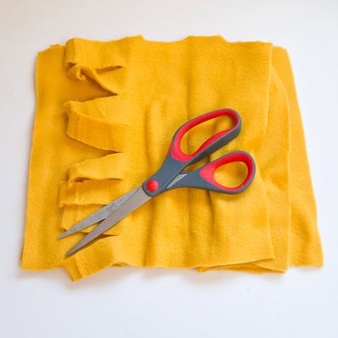 Make This No-Sew DIY Duster For a Few Dollars! Diy Duster How To Make, Diy Duster, Diy Dusters, Feather Duster, Dusters, Smart Living, Diy Cleaning Products, Popsugar, Diy Sewing