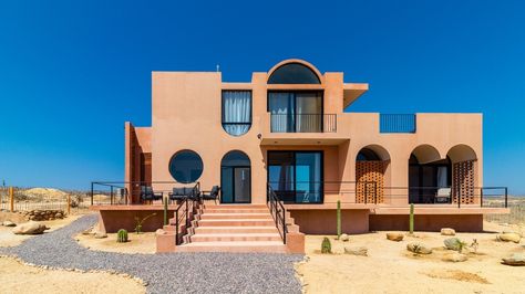 A home between the ocean and the mountains in Baja California Houses In Mexico, External Staircase, Arch Ideas, Maximalist Design, Architect House, Brick Building, Facade Design, Desert Landscaping, Villa Design