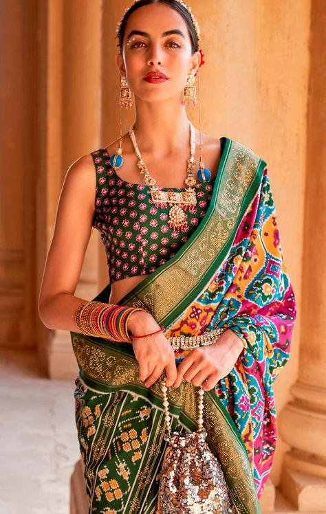 Wedding Saree Silk, Saree Blouse Material, Silk Saree Wedding, Saree Paithani, Patola Silk Saree, Saree Bollywood, Patola Saree, Saree Silk, Silk Saree Blouse