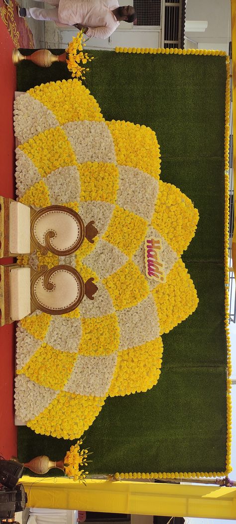 Luxury Haldi Decor, Haldi Stage Decoration At Home, Simple Haldi Decoration Ideas, Indoor Mehendi Decor Ideas, Simple Haldi Decor, House Decoration For Wedding Indian, Haldi Background Decoration, Haldi Stage Decoration, Green Garland Wedding