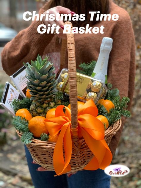 Homemade Christmas Gift Baskets, Christmas Cookies Packaging, Welcome Baskets, Christmas Gift Hampers, Fruit Basket Gift, Food Gift Baskets, Wine Hampers, Christmas Bouquet, Christmas Fruit