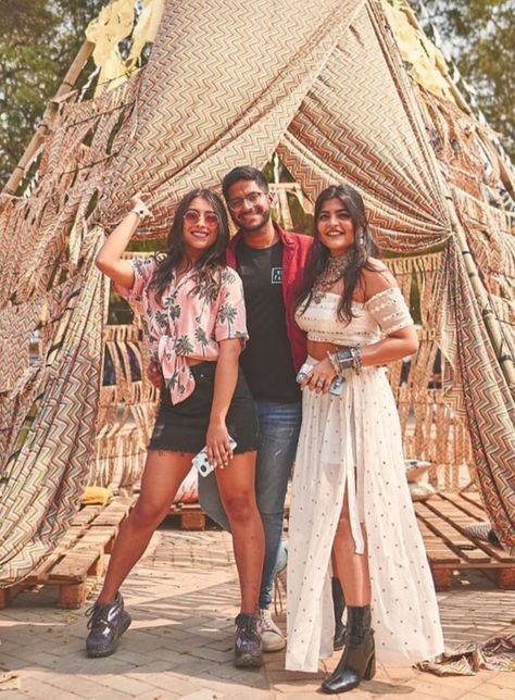 That Boho Girl Kritika Khurana, Gig Outfits, Kritika Khurana, Gig Outfit, Wedding Photoshoot Poses, Boho Girl, Boho Chic Outfits, Selfie Ideas Instagram, Selfie Ideas