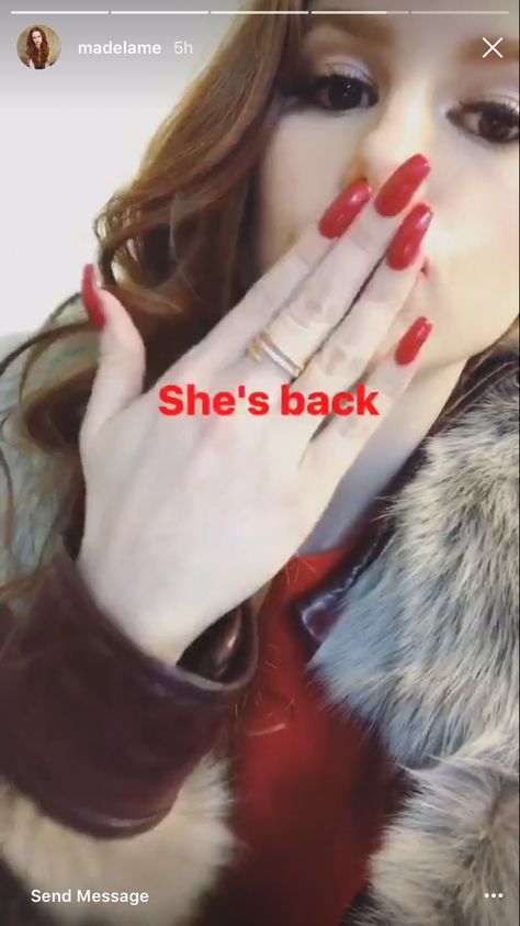 Madelaine Petsch | Riverdale Season 2 | via Madelaine's instagram story, @Madelame Madelaine Petsch Nails, Cheryl Blossom Nails, Riverdale Nails, Cheryl Style, Cheryl Blossom Riverdale, Riverdale Cheryl, Red Manicure, Madelaine Petsch, Cheryl Blossom