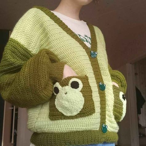 Crochet Frog Cardigan, Kawaii Crochet Clothes, Frog Cardigan, Crochet Cottagecore, Crochet Sweater Design, Gilet Crochet, Crochet Aesthetic, Crochet Frog, Mode Crochet