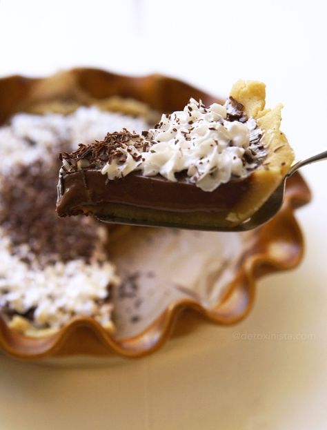 paleo-french-silk-pie Pie Coconut, Silk Pie Recipe, Chocolate Silk Pie, French Silk Pie, Silk Pie, Vegan French, Pie Server, Coconut Chocolate, Gluten Free Sweet