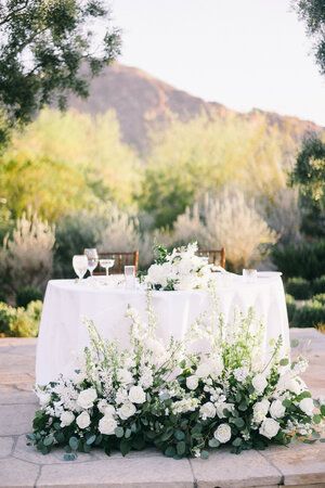 White Wedding Sweetheart Table, Table Flowers Wedding, Nfl Wedding, Sweetheart Table Flowers, Lux Wedding, Wedding Sweetheart Table, Wedding Top Table, Table Floral Arrangements, Sweetheart Table Decor