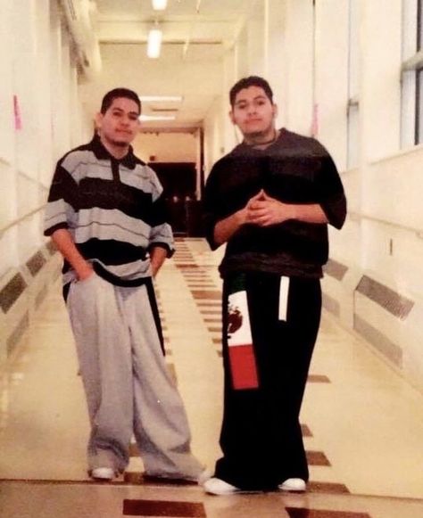 Cholo Guys, 90s Chicano Style, Cali Life Style, Chicano Outfits, Chicano Aesthetic, Chambelanes Outfits, 2000’s Outfit, Chicano Culture, Old School Pictures