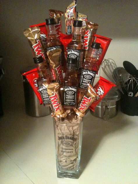 Man Bouquet Ideas, Liquor Ideas, Valentines Things, Beer Bouquet, Liquor Gift Baskets, Whiskey Chocolate, Man Bouquet, Homemade Gift Baskets, Liquor Gifts