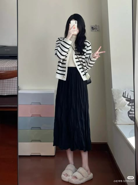 Outfit Rok Hitam, Maxi Skirts Winter, Long Skirt Ideas, Long Skirts Casual, Long Skirt Outfits Korean, Casual Maxi Skirts, Long Skirts Summer, Boho Maxi Skirts, Plus Size Long Skirts