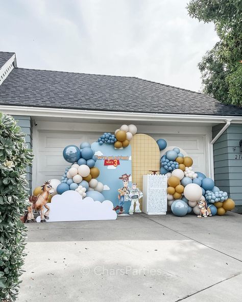 You’ve got a friend who’s 3! What’s your favorite feature of this fun birthday party backdrop? Mine is the song lyrics on the cake… | Instagram You Story Party, You’ve Got A Friend In Me Birthday Party, You’ve Got A Friend Who’s 3 Birthday, Kids First Birthday Party Ideas, Baby Shower Toy Story Theme, Its A Boy Story Baby Shower Ideas, Toy Story Backdrop Ideas, Boy Story Baby Shower Theme, Toy Story First Birthday