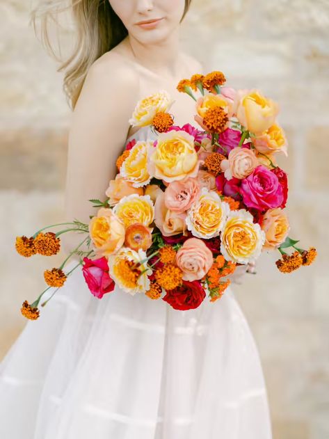 Bold Bouquets for Summer - David Austin Wedding and Event Roses Bright Wedding Bouquet, Orange And Pink Wedding, Wedding Flower Trends, Autumn Bridal, Summer Wedding Reception, Bridal Bouquet Pink, Rose Bridal Bouquet, Summer Wedding Bouquets, Bridal Bouquet Fall