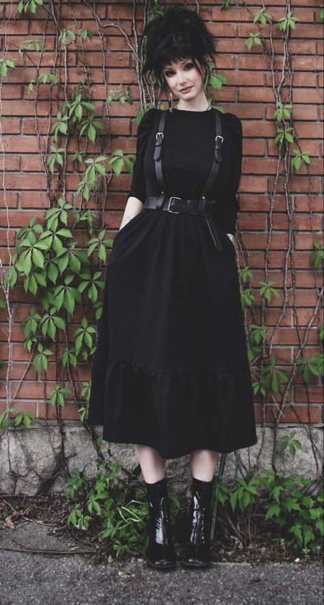 Garden Goth Fashion, Soft Goth Work Outfits, Comfy Gothic Outfits, 2023 Goth Fashion, Vintage Gothic Fashion, Minimalist Goth Aesthetic, Cottage Goth Aesthetic Outfits, Goth Business Professional, Middle Aged Goth