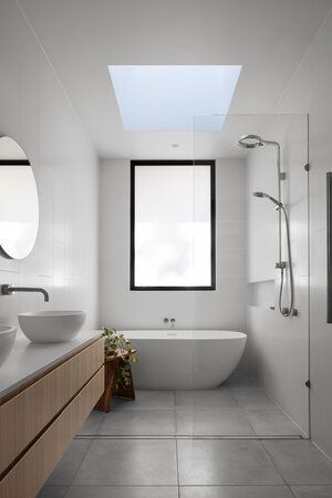 Bathroom With Big Window, Contemporary Ensuite, Bathroom Designs 2023, Tub Design, Modern Luxury Bathroom, Loft Bathroom, White Bathroom Designs, Tub Ideas, Rustic Bathroom Designs