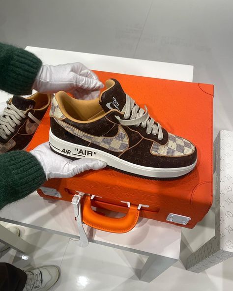 LV x Nike Air Force 1 on metcha's IG Lv X Nike, Money Gang, Air Force 1 Outfit, Grunge Shoes, Nike Air Force 1 Outfit, Shoes Wallpaper, Cool Green, Outfit Night, All Nike Shoes