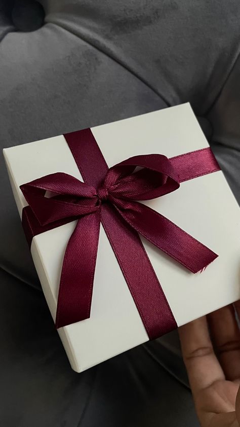 Red Birthday Gifts, Gift Giving Aesthetic, Birthday Gift Box Ideas, Christmas Gift Aesthetic, Birthday Gifts Box, Present Aesthetic, Gift Pic, Gift Snap, Gift Box Photo