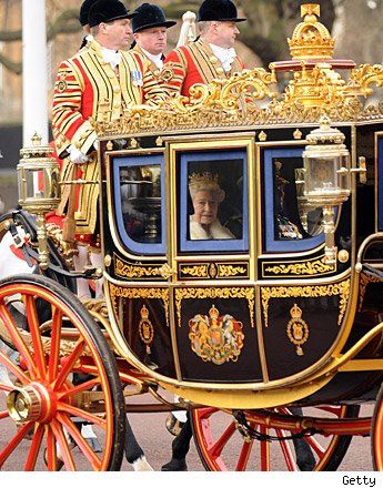 Queen Elizabeth driving by in her carriage Carriage Aesthetic Royal, Medieval Carriage Royal, Horse With Carriage, Victorian Horse And Carriage, Carriage Driving, Urban Cottage, London House, Elisabeth Ii, Isabel Ii