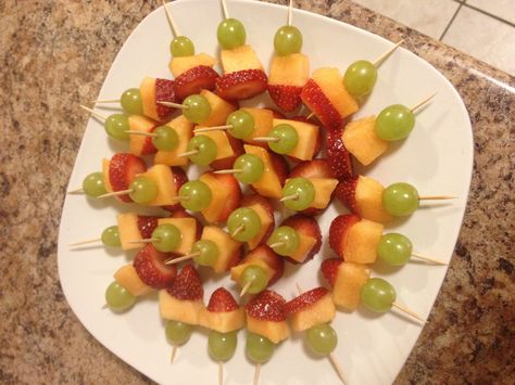 Fruit skewers....grapes,cantaloupe & strawberries on a toothpick. Fruit On Toothpicks, Toothpick Snacks, Wedding Reception Food Appetizers, Sensory Walk, Asian Food Appetizers, Toothpick Appetizers, Brunch Appetizers, How To Cook Polenta, Beach Snacks