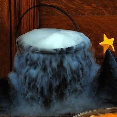 Make a Smoky Cauldron Halloween Witch Cauldron, Halloween Table Centerpieces, Recetas Halloween, Cheap Halloween Decorations, Hallowen Ideas, Halloween Centerpiece, Halloween Countdown, Adornos Halloween, Birthday Halloween Party