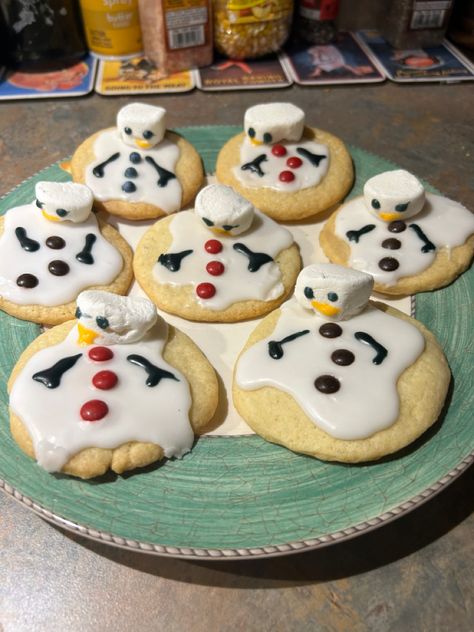 Christmas Food Ideas Aesthetic, Crumbl Cookie Christmas, Christmas Themed Sweets, Crumbl Cookies Christmas, Cozy Christmas Food, Yummy Food Aethstetic, Christmas Food Aethstetic, Christmas Themed Baked Goods, Cute Holiday Desserts