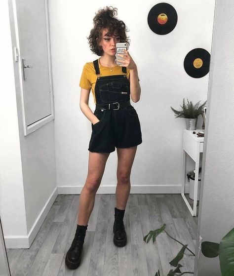 Overalls Outfit Grunge, Short Overalls Outfit, Overalls Outfit Short, Black Overalls Outfit, Overall Shorts Outfit, Instagram Grunge, Outfits Alternative, Neo Grunge, Outfit Grunge