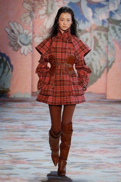 Zimmermann Fall 2018 Ready-to-Wear collection, runway looks, beauty, models, and reviews. Plaid Aesthetic, Nostalgic Fashion, Tartan Fashion, Oc Board, Fashion Week 2018, Trendy Dress, Fashion Board, Plaid Fashion, Fashion Fall