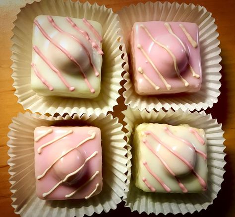 Fondant Fancies Recipe, French Fancies Cakes, French Fancies Recipe, Pourable Fondant, Sookie Gilmore, Fondant Fancies, Flavoured Buttercream, French Candy, Fluffy Vanilla Cake