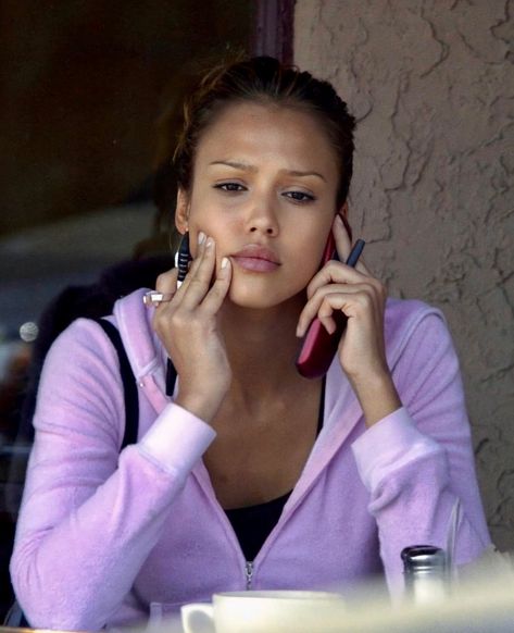 Sunday morning hyperfixation: Early noughties #JessicaAlba, who often looked slightly concerned on the phone, or as if she was maybe dissociating as she put on her lipgloss? Big Sunday mood if you ask us! Jessica Alba Juicy Couture, Jessica Alba Aesthetic, Jessica Alba 90s, 90s Paparazzi, Jessica Alba Blonde Hair, Jessica Alba Honey, Jessica Alba 2000s, Juicy Couture Aesthetic, Young Jessica Alba