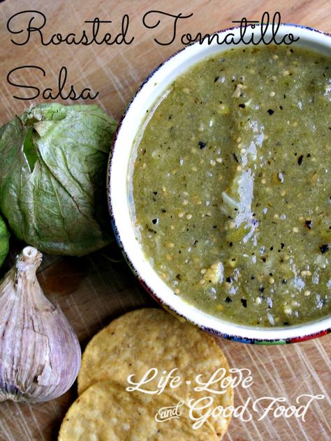 Easy Salsa Verde Recipe, Tomatillo Salsa Recipe, Green Tomato Salsa, Roasted Tomatillo Salsa, Salsa Salsa, Preserving Recipes, Salsa Verde Recipe, Roasted Tomatillo, Food Preserving