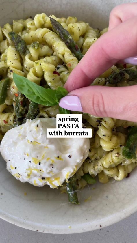 spring asparagus pesto pasta with creamy burrata 😍 #pastatiktok #cooking #dinnertime Spring Pesto Pasta, Pesto Pasta With Asparagus, Asparagus Pesto Pasta, Burrata Pasta, Pasta With Asparagus, Spring Pasta, Asparagus Pasta, Rabbit Food, Pesto Pasta