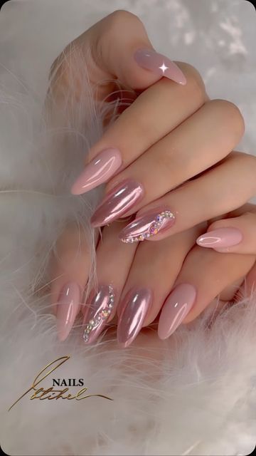 Nail Art For Pink Nails, Nail Art Designs Fancy, Nail Pink Design, Elegant Pink Nails, Pink Nails Ideas, Pink Nail Design, Decorative Nails, Pink Manicure, Finger Nail Art