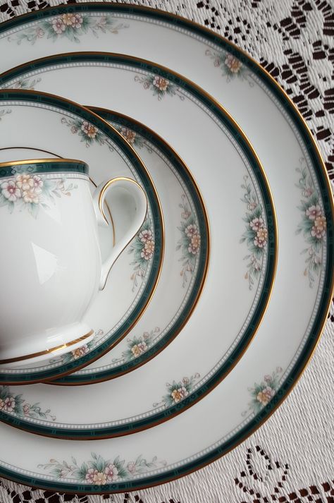 Dinnerware Sets Luxury, Thanksgiving Tea, Fine China Set, Tan Flowers, Fine Dinnerware, Wedding China, Luxury Tableware, Gift Luxury, Antique Dishes