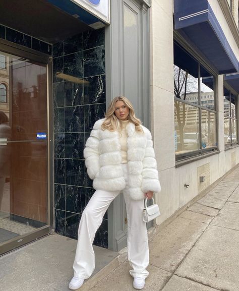 Summer White Outfits, White Outfit Winter, Spring Outfits Girly, White Fur Coat Outfit, White Party Outfits, White Outfit Aesthetic, London Outfit Ideas, Sophie Suchan, Fur Jacket Outfit