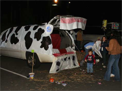 Cow van Cow Trunk Or Treat Ideas For Cars, Cow Trunk Or Treat, Cow Appreciation Day, Trunk Or Treat Ideas, Carnival Ideas, Treats Halloween, Happy Cow, Cow Decor, Treat Ideas