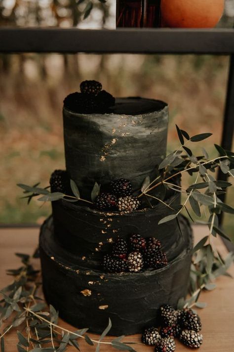 18 Elegant Halloween Wedding Cakes For Halloween Weddings Black Buttercream Wedding Cake, Edgy Elegant Wedding, Witch Wedding Cake, Vintage Gothic Wedding Cake, Edgy Wedding Cake, Gothic Wedding Cake Ideas, Dark Fall Wedding Decor, Black Theme Wedding Decoration, Vampiric Wedding