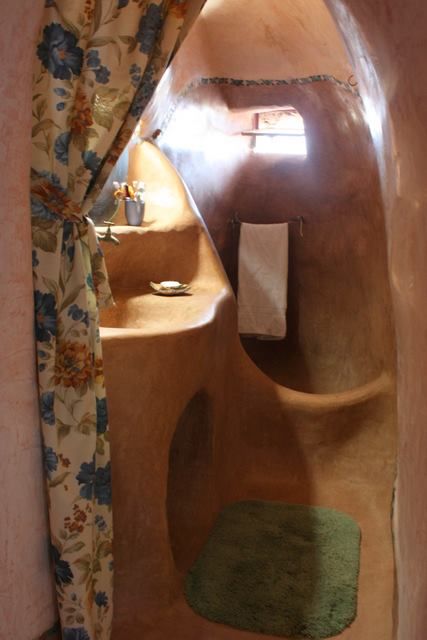 estuco Cob House Bathroom, Earth Bag Homes Interiors, Cob House Bathroom Ideas, Earthbag Home, Two Story Cob House, Cob House Interior, Cordwood Homes, Home Flower Decor, House Bedroom Ideas