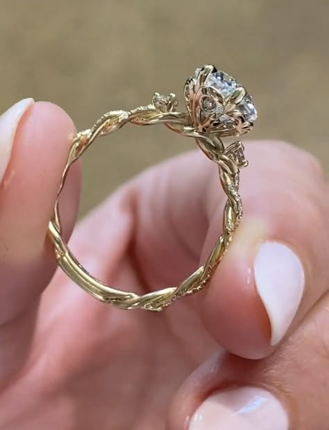 Gold Antique Wedding Rings, Engagement Rings Gold Aesthetic, Engagement Rings Hippie, Rings Engagement Floral, Cottagecore Engagement Rings, Non Traditional Unique Engagement Rings Vintage Beautiful, Vintage Fairy Engagement Rings, Wedding Ring Cottagecore, Cottage Core Wedding Rings