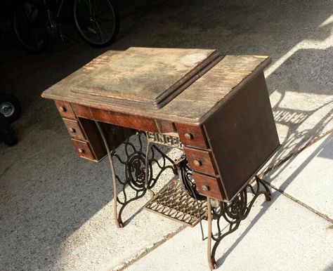 Singer Sewing Table Repurpose, Diy Old Sewing Machine Table Ideas, Old Singer Sewing Machine Ideas Diy, Upcycle Singer Sewing Table, Old Singer Sewing Machine Ideas Projects, Repurpose Antique Sewing Machine, How To Restore Old Singer Sewing Machine, Old Sewing Table Repurpose, Antique Singer Sewing Machine Repurposed