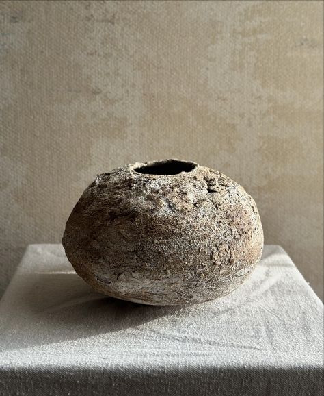 Wabi Sabi Vase, Modern Wabi Sabi, Wabi Sabi Ceramics, Wabi Sabi Pottery, Ceramic Vessels, Beauty In Simplicity, Wabi Sabi Style, Minimalist House Design, Ceramics Projects