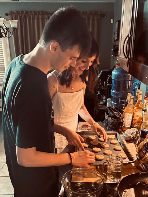 Cooking Dates Couple, Baking Cookies With Boyfriend Pictures, Live In Couple Aesthetic, Cute Couple Eating Together, Couples Baking Aethstetic, Cooking With Bf Aesthetic, Baking Together Aesthetic Couple, Cooking Aethstetic, Cooking With Your Boyfriend