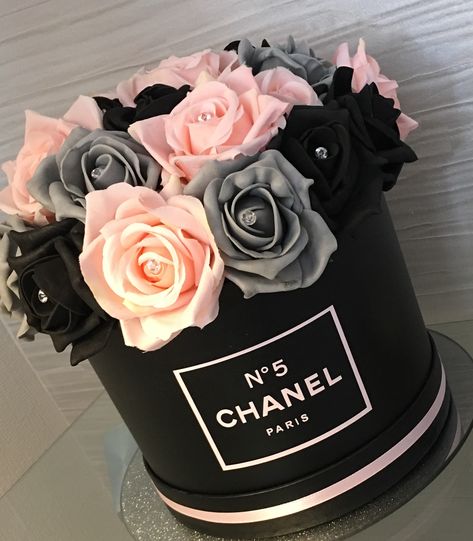 Designer Desserts, Chanel Box Decor, Channel Room Decor Coco Chanel, Pink Chanel Cake, Chanel Inspired Cake Birthday, Diy Chanel Candle, Chanel Birthday Party, Chanel Cake, Money Rose