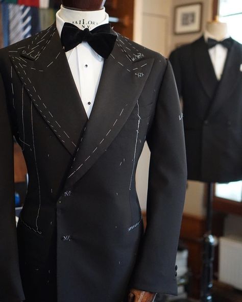 Style Matter on Tumblr Slim Fit Groom Suit, Ballroom Dance Outfits, Mens Suit Style, Mens Casual Suits, Executive Fashion, Colour Combinations Fashion, Blue Tuxedos, African Clothing For Men, Mens Formal Wear