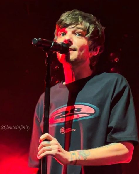 LOUIS TOMLINSON UPDATES on Instagram: “#LTWTPittsburgh Louis on stage last night! He wore a shirt with his own design again 👀 loutoinfinity | twitter 📸 #louistomlinson” Louis And Harry, Louis Williams, Larry Stylinson, Light Of My Life, Love On Tour, Louis Tomlinson, Favorite Person, One Direction, Light Source