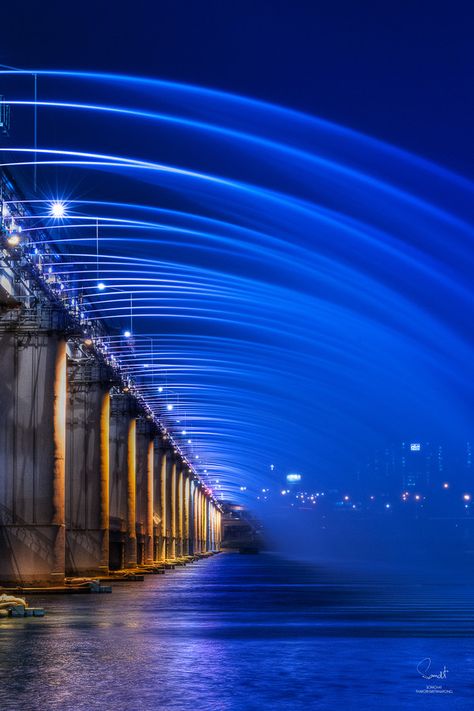 Photo Banpo Bridge South Korea by Somchat Thavornvattanayong on 500px Banpo Bridge, Fountain Lights, Travel Wishlist, Korea Travel, Seoul Korea, Night City, Water Fountain, Places Around The World, Tourist Attraction