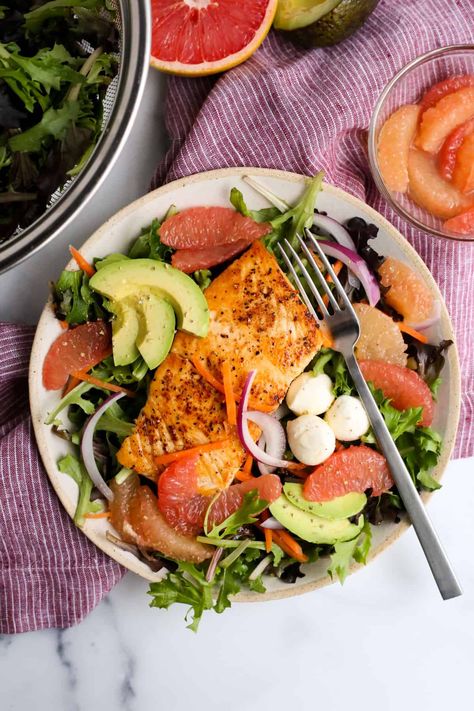 Simple Grapefruit Salad with Salmon Diy Vinaigrette, Recipe With Salmon, Vibrant Salad, Citrus Salmon, Salad With Salmon, Crunchy Veggies, Grapefruit Salad, Salmon Salad Recipes, Delicious Seafood Recipes