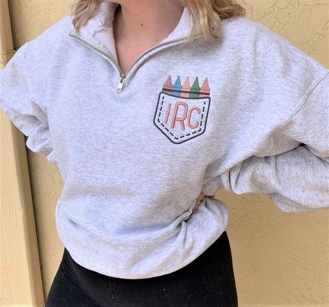 Say thank you to the teacher that shapes the minds of little ones throughout the school year! Our personalized rainbow quarter zip make a thoughtful end of year or christmas gift for the educator in your life. These cozy pullovers can be personalized with your embroidered monogram and worn cuddled up with some hot cocoa by the fire or when you're teaching in the classroom. Please use the Notes to Seller portion of your order to identify exactly how you would like your order to be created: Monogr Teacher Quarter Zip, Embroidered Teacher Sweatshirt, Southern Teacher Outfits, Teacher Sweatshirt Ideas, Daycare Outfits Teachers, Teacher Pullover, Teacher Monogram, Teacher Looks, Cute Teacher Outfits