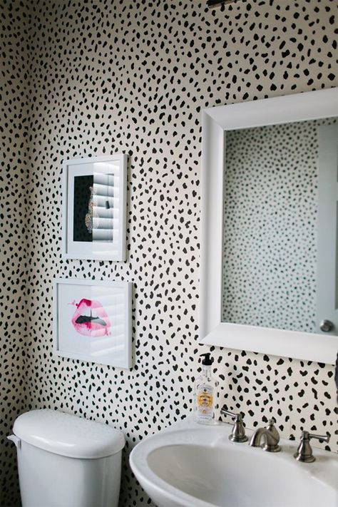 Dalmatian wallpaper in the bathroom Wallpaper Bathroom, Deco Studio, Bad Design, Diy Interior, Bathroom Wallpaper, Wall Patterns, My New Room, Bathroom Inspiration, Schmidt