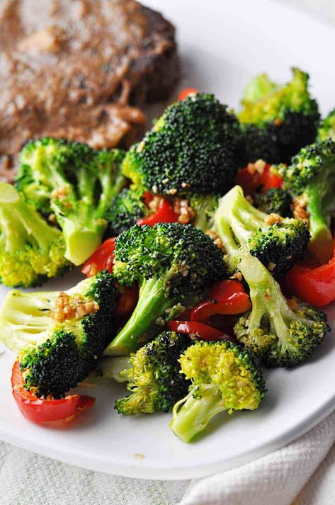 Stir Fried Broccoli, Broccoli Red Pepper, Sauteed Broccoli, Red Pepper Recipes, Broccoli Side Dish, Broccoli Sauteed, Fried Broccoli, Bell Pepper Recipes, Broccoli Recipe