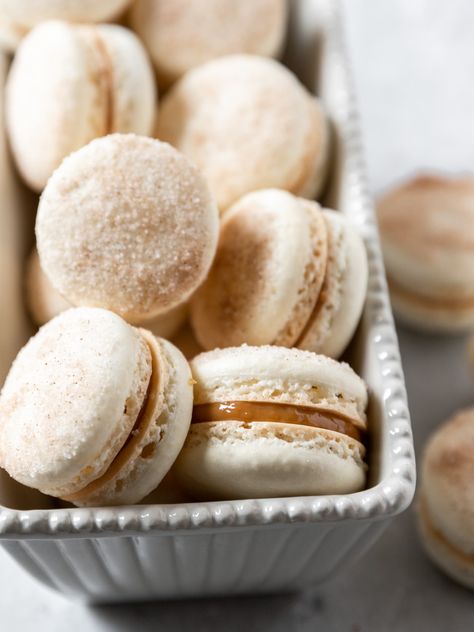 Churro Macarons have a classic french macaron shell rolled in cinnamon-sugar and filled with dulce de leche. Cinnamon Toast Crunch Macarons, Cinnamon Roll Macarons, Flavored Macarons Recipe, Macaron Flavors Filling, Macaron Flavors Recipe, Churro Macarons, Macaron Flavors Ideas, Macaron Filling Ideas, Macaron Filling Recipe